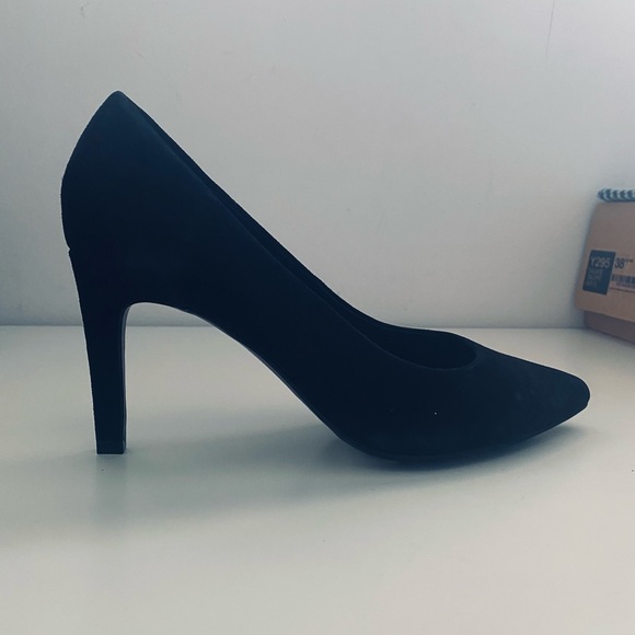 Black Suede Classic Pointy Toe Pump - Worn just once - Picture 2 of 6